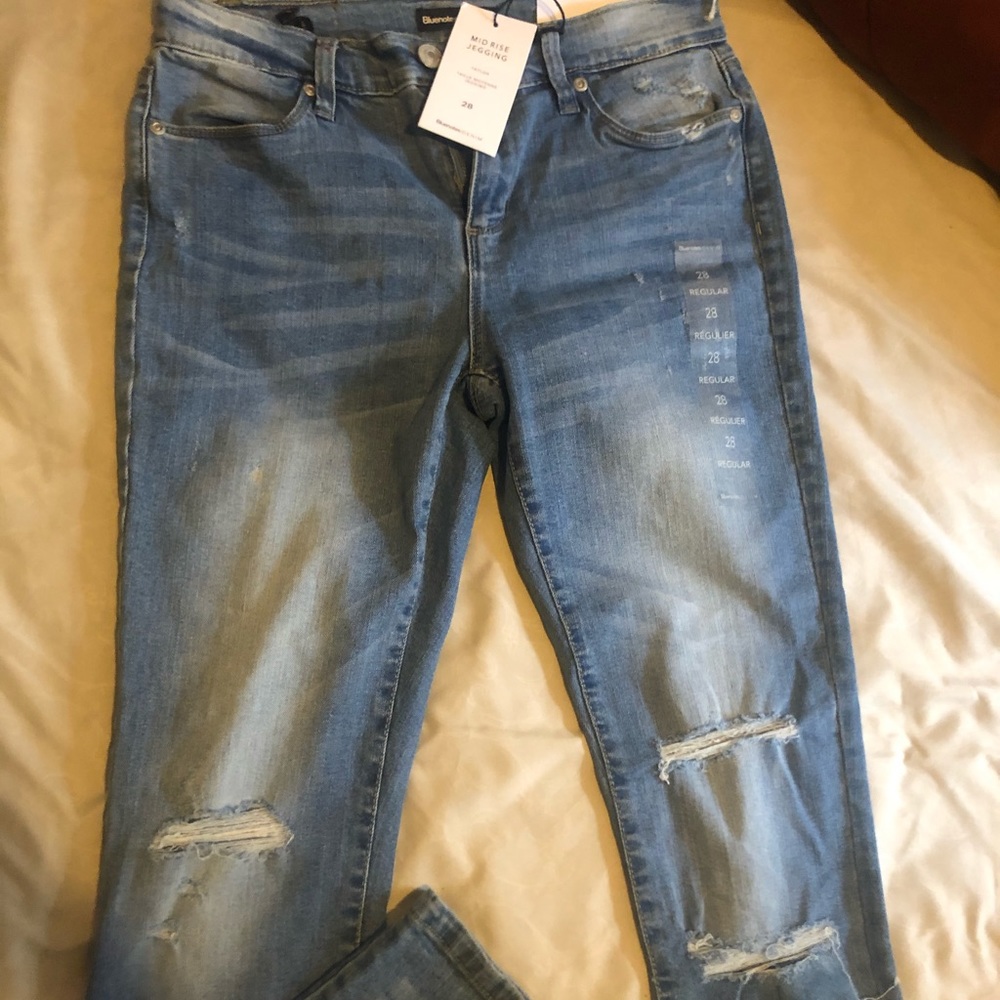 NWT Distressed Jeggings